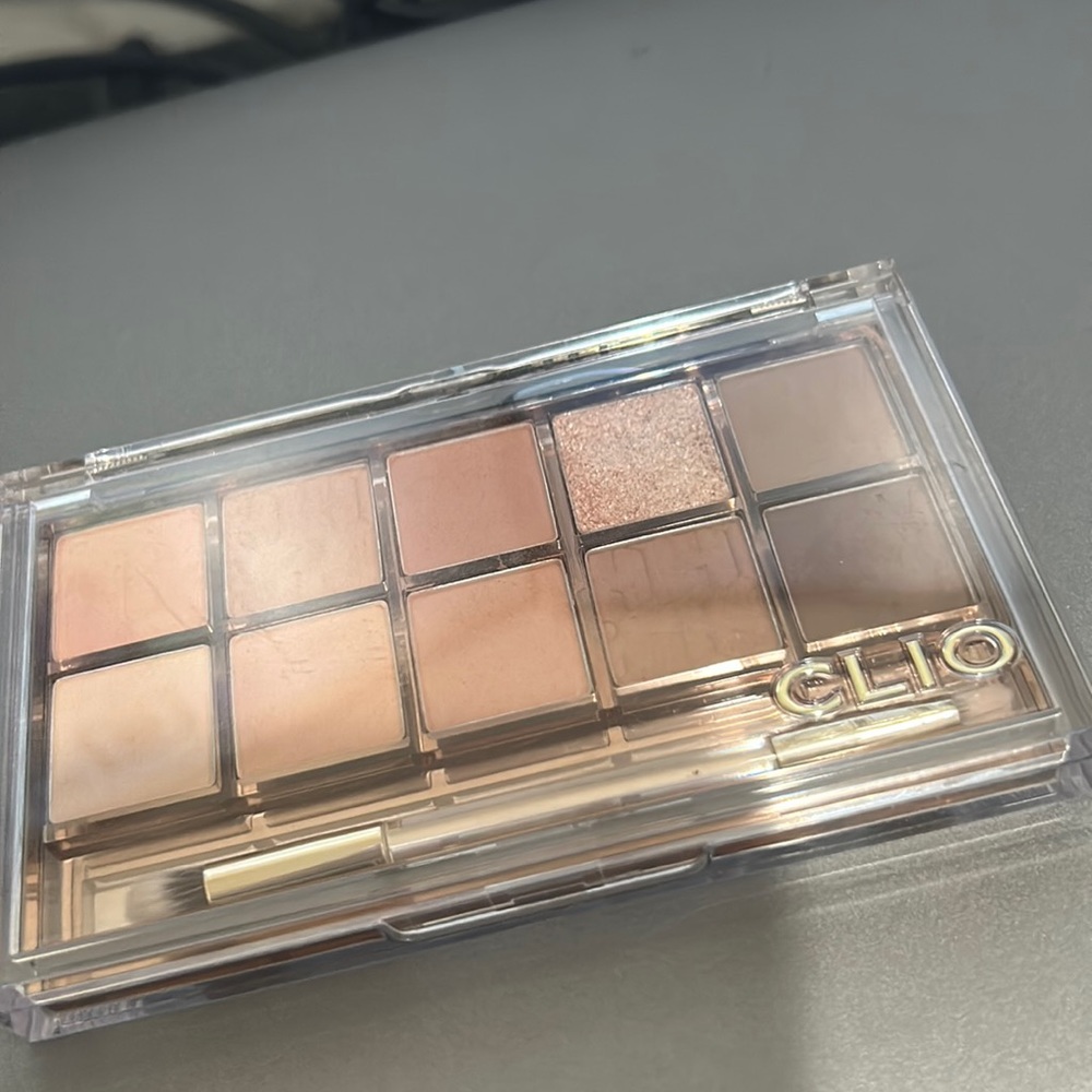 Clio Eyeshadow Pallete - walking down the cosy alley